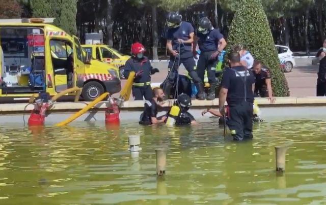 西班牙_社会|恐怖！西班牙男孩喷泉里游泳，瞬间被水压吸进喷泉管道，不治身亡