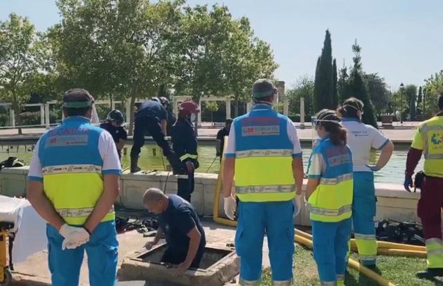 西班牙_社会|恐怖！西班牙男孩喷泉里游泳，瞬间被水压吸进喷泉管道，不治身亡