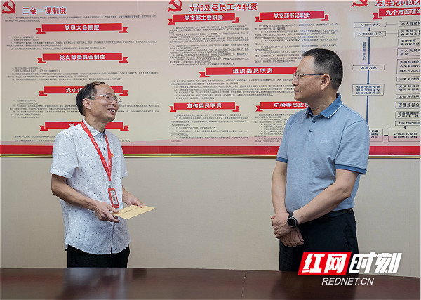 宁和球(右)慰问曾立新(左).