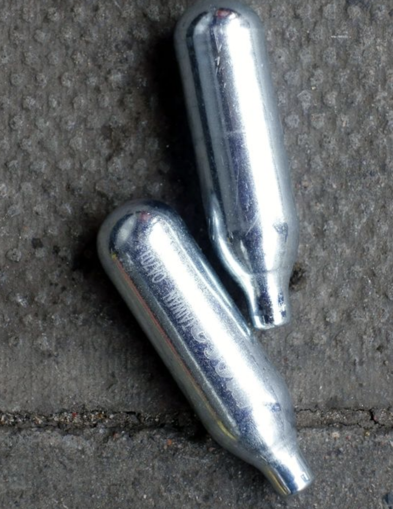 爆炸|英国男孩和同学打赌吞下一个笑气罐，医生担心气罐会在他胃里爆炸