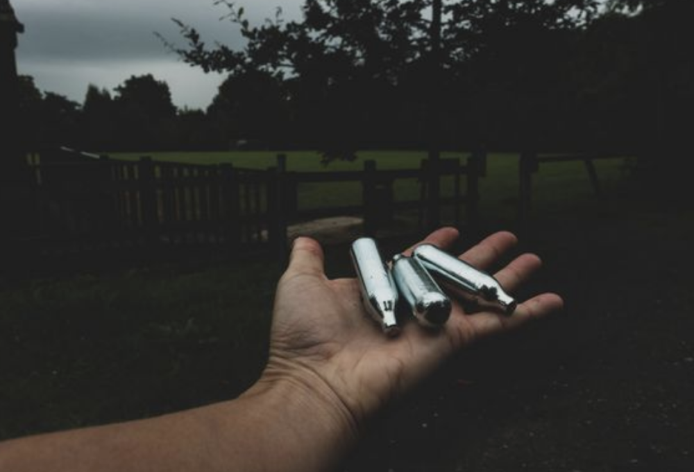 爆炸|英国男孩和同学打赌吞下一个笑气罐，医生担心气罐会在他胃里爆炸