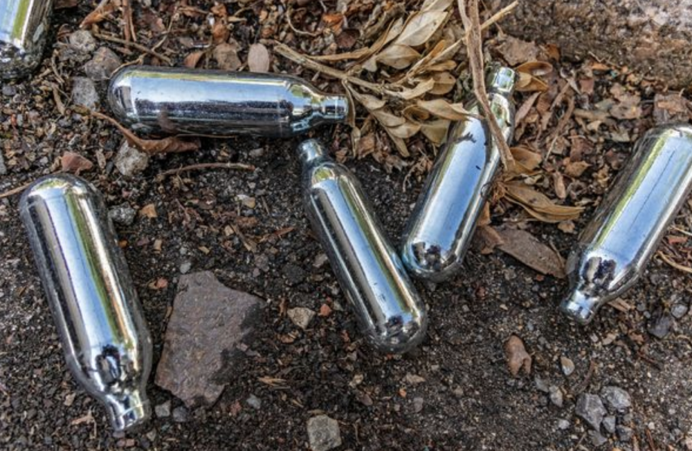 爆炸|英国男孩和同学打赌吞下一个笑气罐，医生担心气罐会在他胃里爆炸