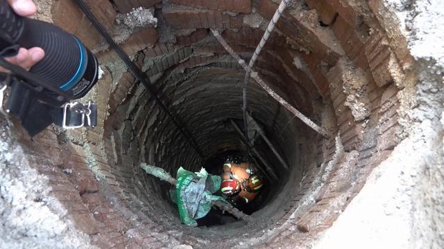 4岁小男孩掉5米深下水道井永州消防员井下上演大营救