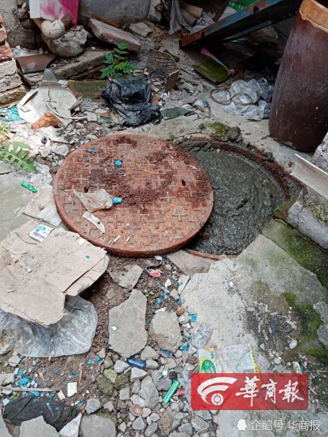 西安炮房街一小区下水道冒污水臭气熏天居民苦不堪言