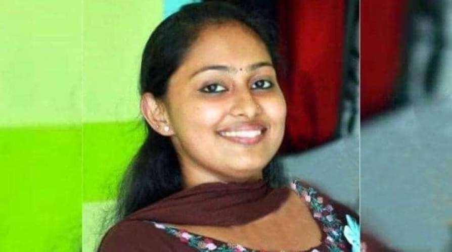 美国_社会|美国男子因家庭矛盾疯狂地捅妻子17刀，又开车从她身上辗轧过去