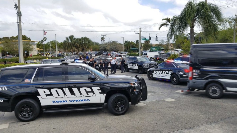 美国_社会|美国男子因家庭矛盾疯狂地捅妻子17刀，又开车从她身上辗轧过去