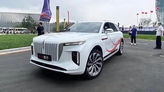 由红色led灯带组成的红旗标志,看上去相当的霸气,特别是放在尺寸庞大