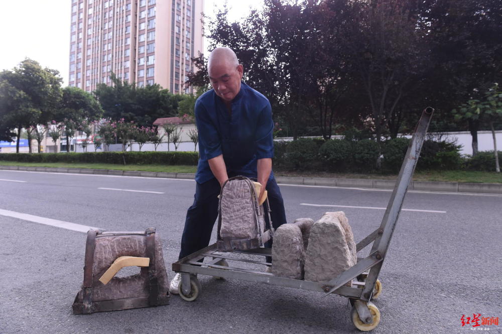 成都6旬大爷穿百斤石鞋散步自创石锁功坚持40年拒商演
