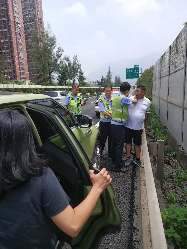 揪心 一男一女抢走小孩 宁德高速交警拦车解救