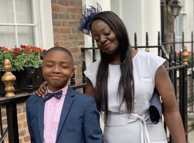 警察|玩具枪都不行？英国12岁黑人男孩玩玩具枪，遭25名警察暴力逮捕