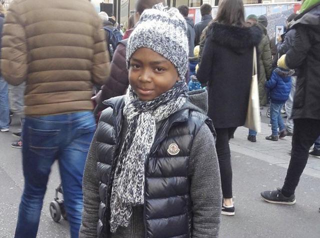 警察|玩具枪都不行？英国12岁黑人男孩玩玩具枪，遭25名警察暴力逮捕