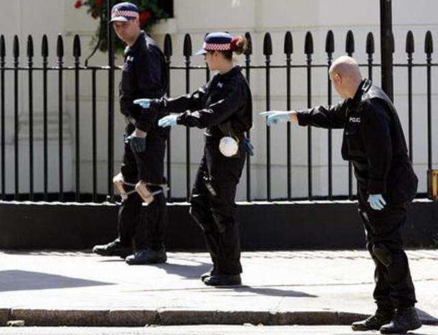 警察|玩具枪都不行？英国12岁黑人男孩玩玩具枪，遭25名警察暴力逮捕