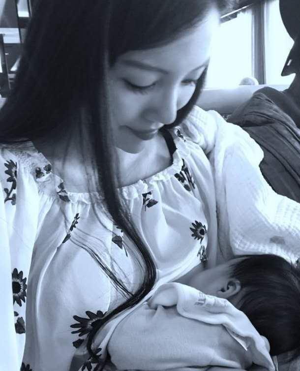 王力宏太太晒照,怀抱宝宝喂母乳画面温馨!34岁已生仨孩子太伟大