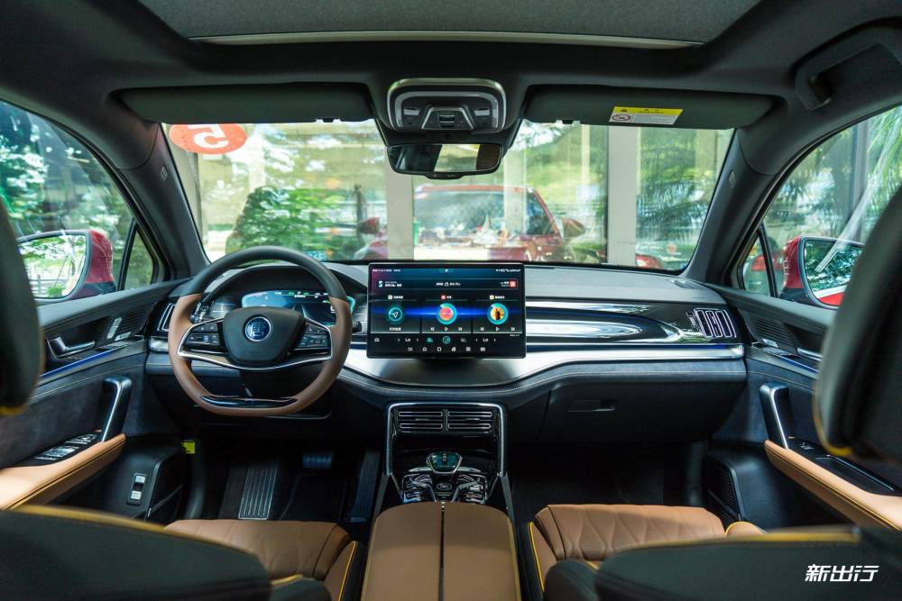 最大的变化要属内饰,2021 款唐dm 采用的是 dragon space 的设计语言