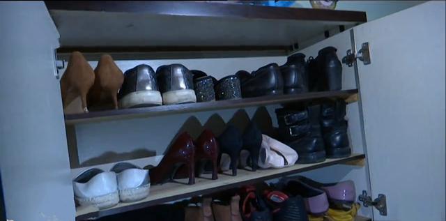 对门在楼道放3个鞋柜塞100双鞋!邻居:太臭了,怎么劝都不听!