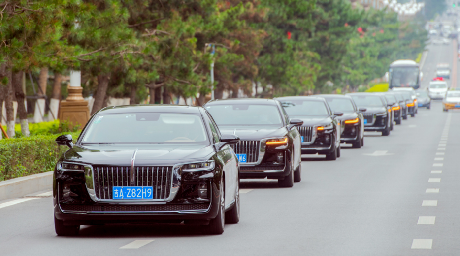 前有警车开道,红旗车队街头大巡游!老车新车悉数亮相
