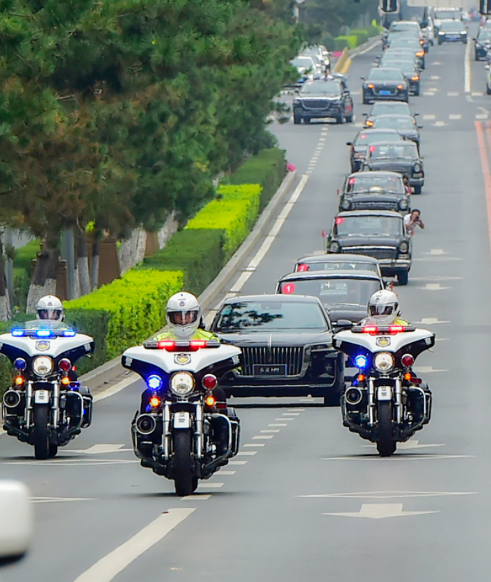 前有警车开道红旗车队街头大巡游老车新车悉数亮相