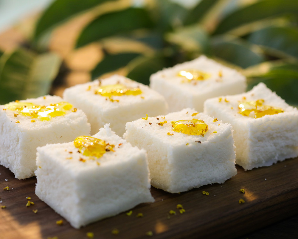 桂花糕做法:首先准备好所需要的食材,把称好的粘米粉倒入盆中,加入