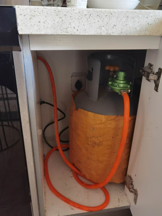 信阳息县一小区交房近两年不通燃气业主靠煤气罐生火做饭