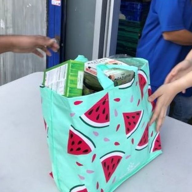 留学生|大量因疫情滞留英国的留学生找不到兼职，无奈排队领取食物救济