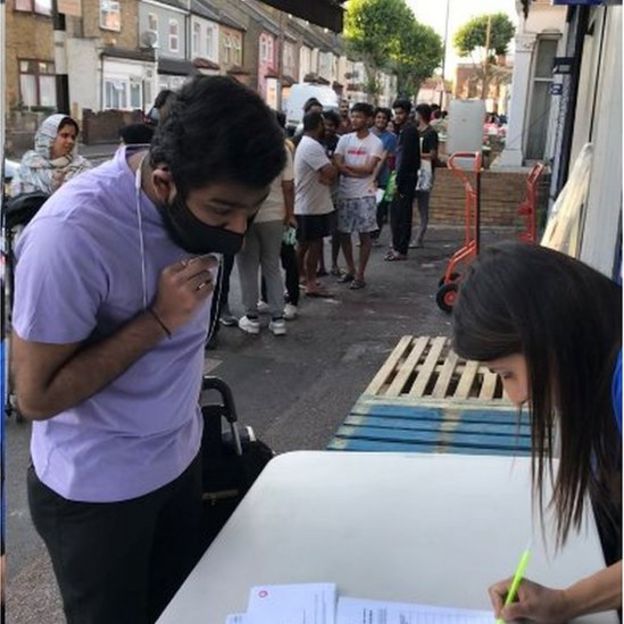 留学生|大量因疫情滞留英国的留学生找不到兼职，无奈排队领取食物救济