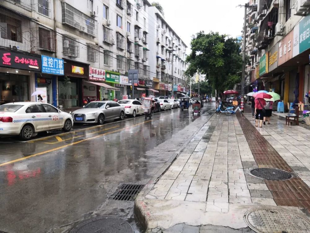 7月27日上午10点40分左右,居住在华阳街道富民路一段的一位86岁老人