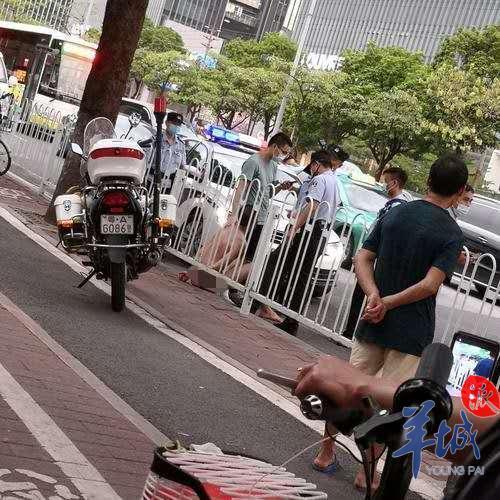 廣州一裸男當街猥褻女性警方將其制服帶走