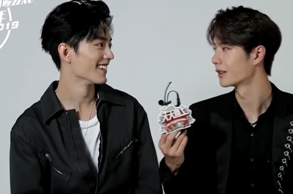 张艺兴王嘉尔当众狂秀礼物!王一博委屈巴巴:除了肖战什么都没有