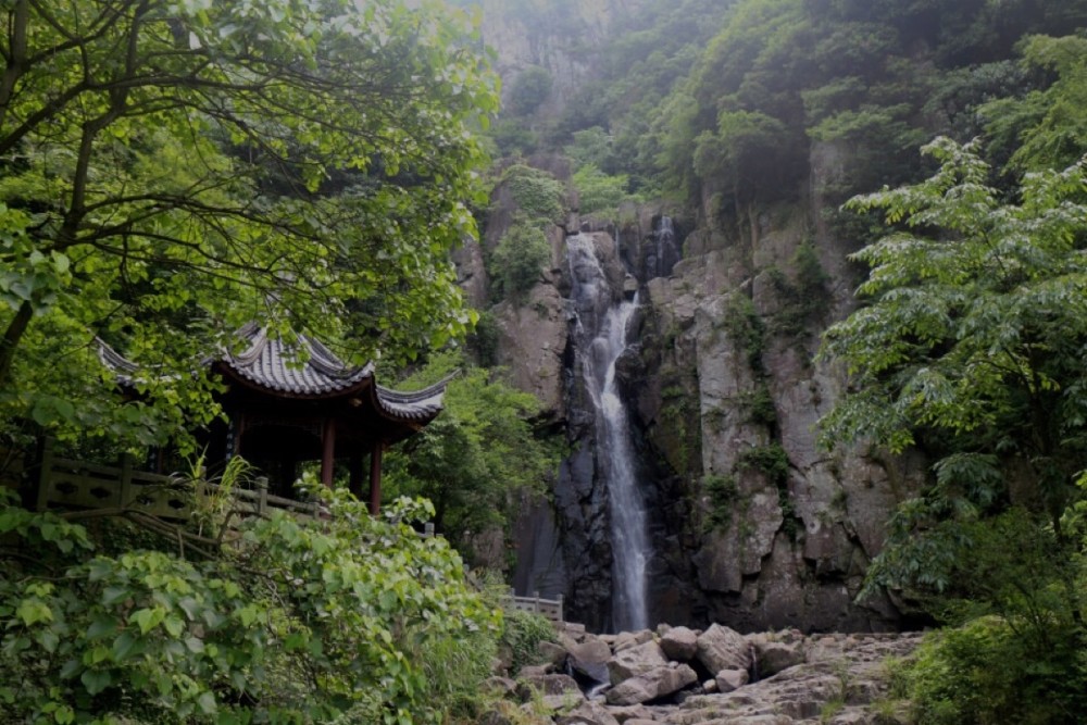 在寧波市奉化,主要有溪口雪竇山景區,其中雪竇山號稱是