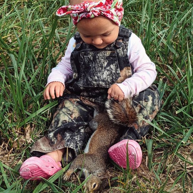 打猎|女子带两岁女儿打猎延续家族传统，网友认为给孩子看为时过早