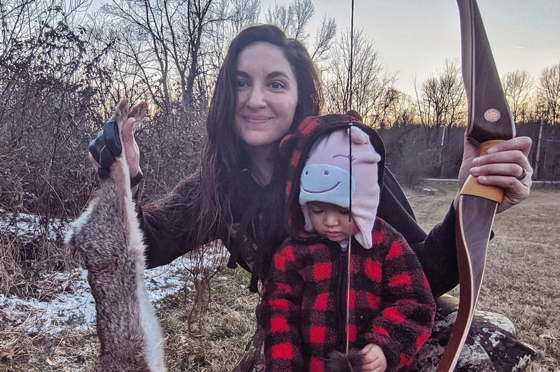 打猎|女子带两岁女儿打猎延续家族传统，网友认为给孩子看为时过早