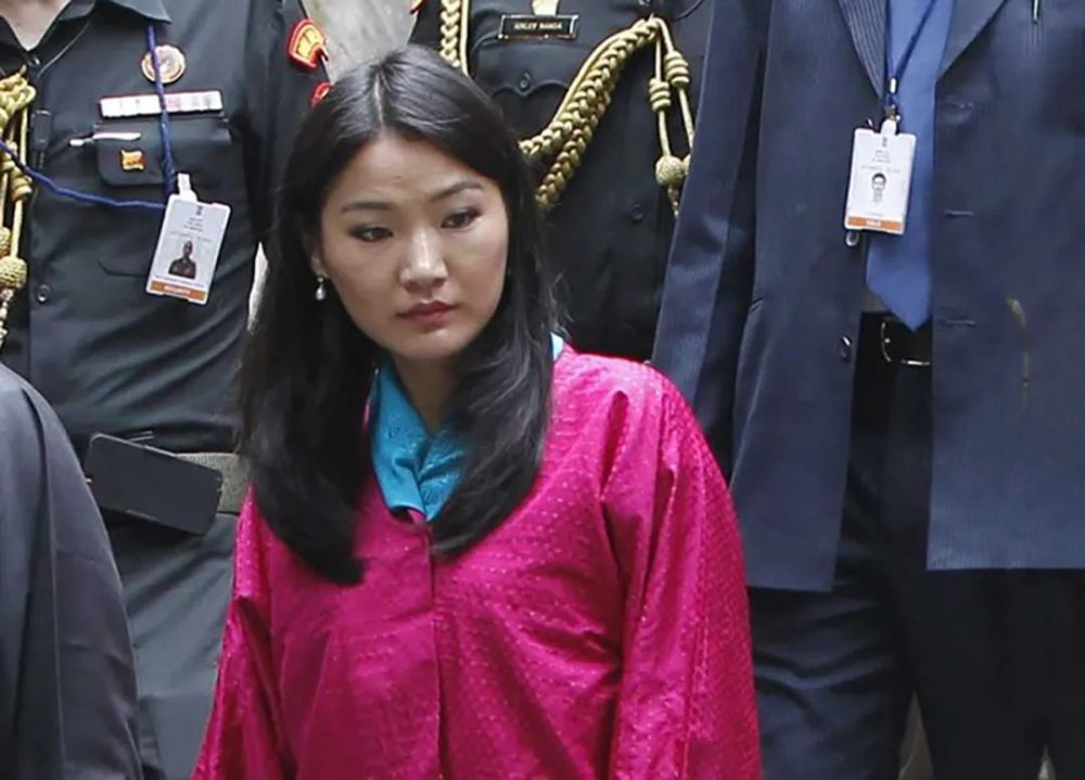 30岁不丹王后真情流露介意丈夫宫外养美人与国王牵手笑得苦涩