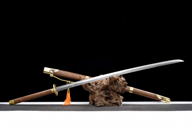 它集中了刀,枪两种冷兵器的特点,既可单手握把