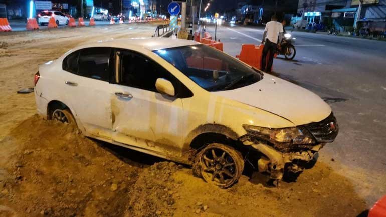 毒贩|四个轮胎全被警察打爆，毒贩开着只剩轮毂的车逃亡15公里后被捕