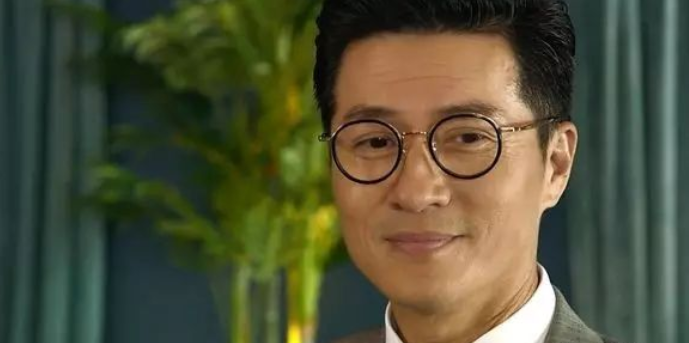 57岁tvb男艺人长相斯文却常演大反派戏外两段父女恋最轰动