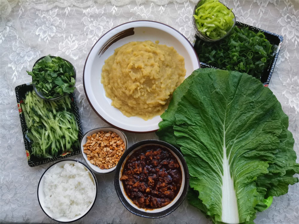 東北人愛吃打包飯肯定也和東北人愛蘸醬生食蔬菜有關,蔬菜生食營養