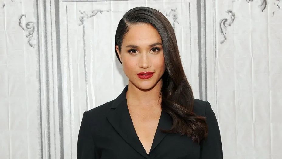 哈里梅根|哈里梅根新书：两人一见钟情！而凯特威廉总搞“歧视”……