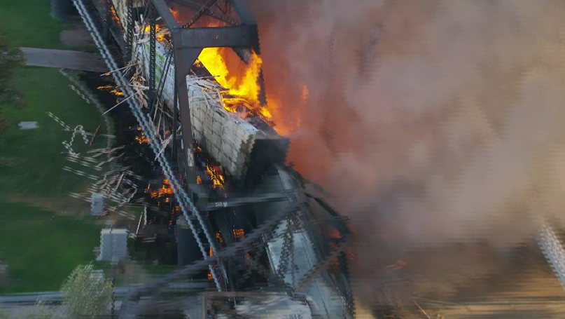 cbs|美国一列车脱轨燃起大火：压塌铁路桥 运有危险品