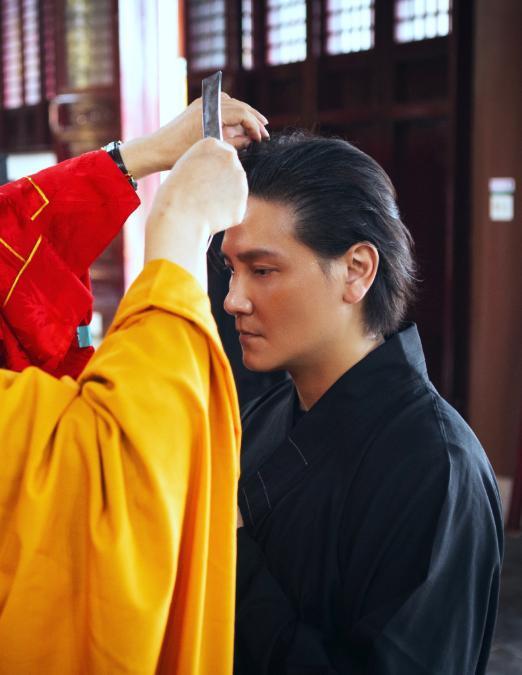 香港知名男艺人宣布出家,只为给亲朋祈愿7天,剃光头后依旧男神