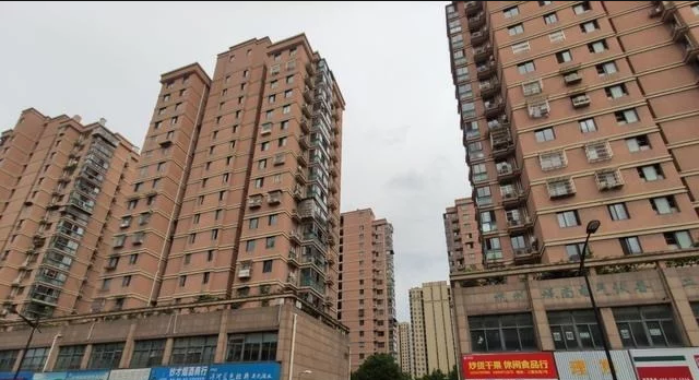 来女士生前所在的三堡北苑小区是回迁小区,因证件不齐全导致无法正常