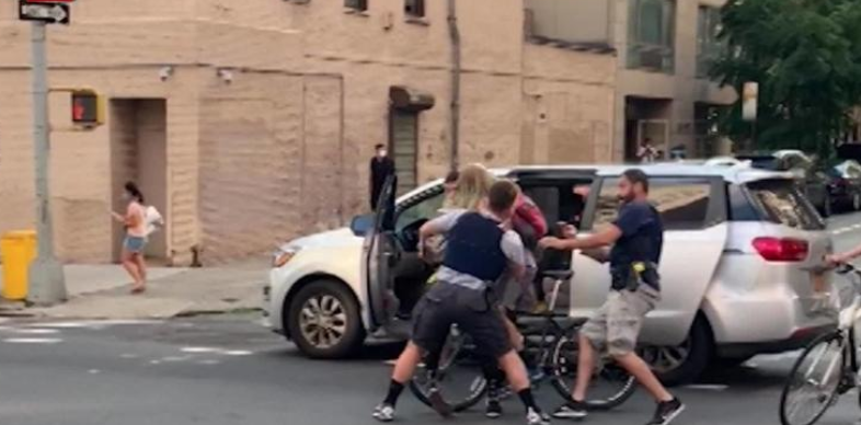 警察|示威女子被便衣“绑架”后 美民众包围纽约警察局长家