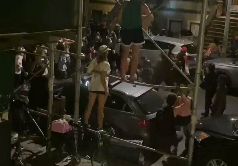 警察|示威女子被便衣“绑架”后 美民众包围纽约警察局长家