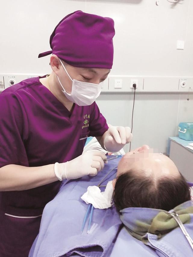 告别天生眯缝眼,闪亮明眸焕神采"点睛大师"郭亮整形美容科医生团队