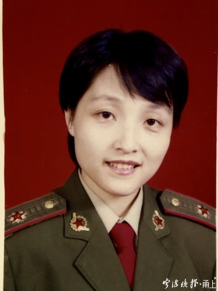 高萍出身军人家庭,在原海军412医院当了2年兵后,考上军校,分配到原113