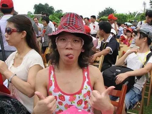 2009年南宁网络红人之一,是广西非主流代表男青年,闹市卖艺整形筹款