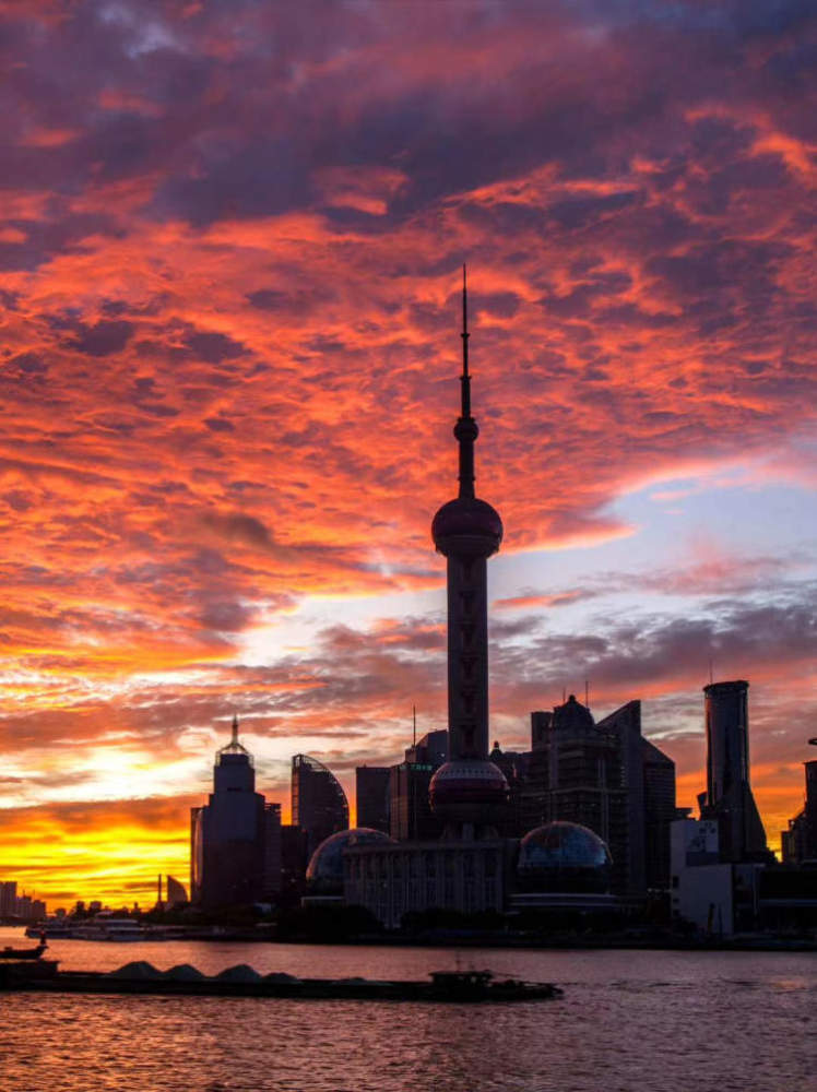 今天凌晨4点上海天空的火烧云太漂亮了