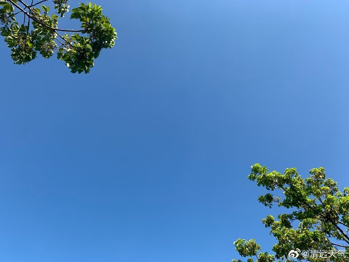 晴雨相间注意带伞