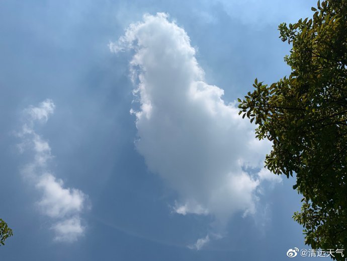 晴雨相间注意带伞