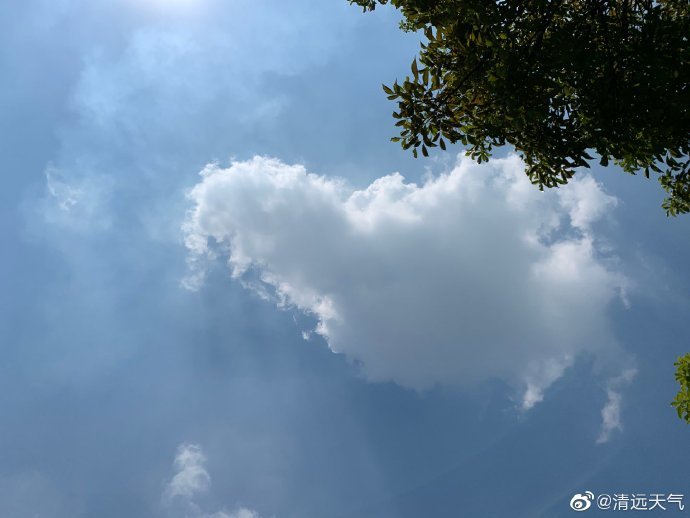 晴雨相间注意带伞