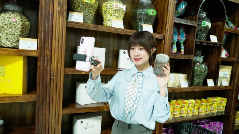 近日,抖音网红"二丫小妙招"受邀参加第三届大同黄花节,"二丫"一出现在